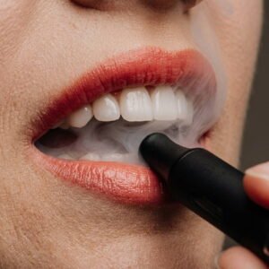 Est-ce-que-la-cigarette-electronique-jaunit-les-dents